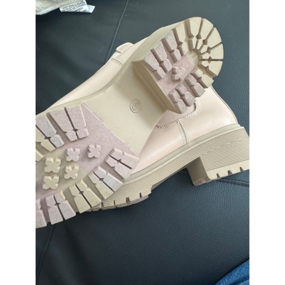 Amazon Essentials Women's Beige Chelsea Lug‎ Sole Boots Size 6 - Picture 2 of 4